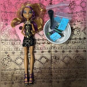 MONSTER HIGH 2008 clawdeen wolf 13 wishes doll and accessories.